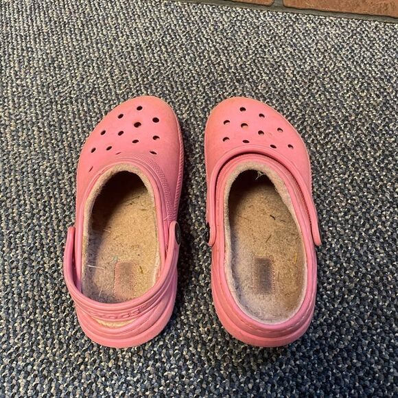 Crocs - Kids Pink Lined Crocs - Picture 3 of 4
